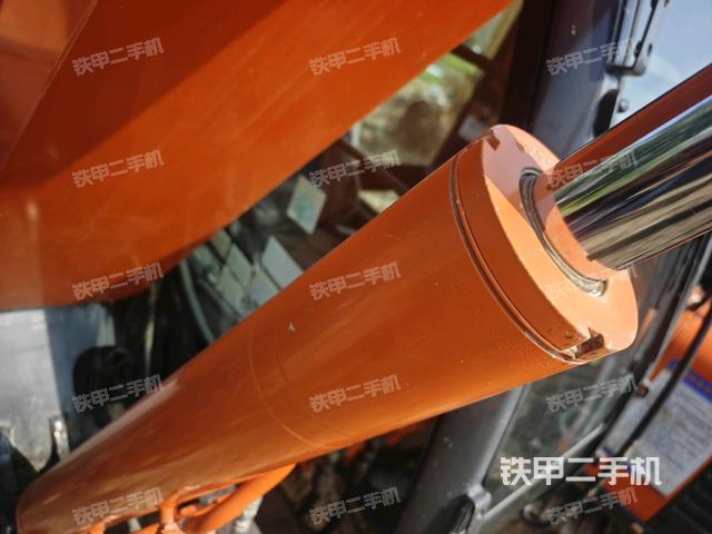 駕駛室頂部(整機(jī)外觀) 駕駛室頂部(整機(jī)外觀)
