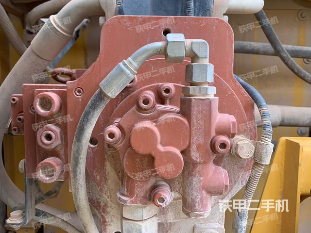 液压泵舱室正面整体（整机外观）