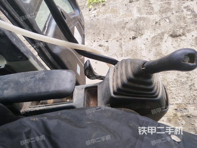 座椅左侧控制台/音响/含左手柄(驾驶室部分) 座椅左侧控制台/音响/含左手柄(驾驶室部分)