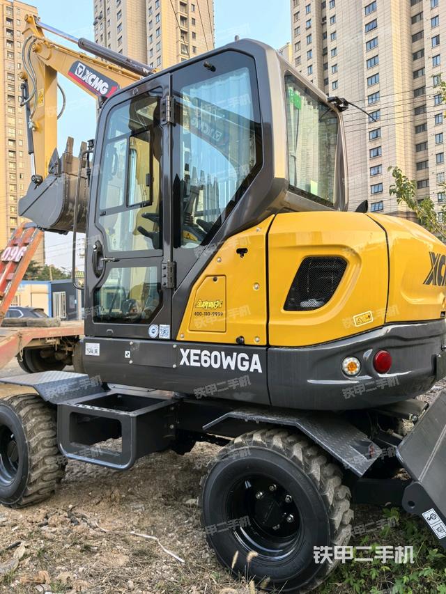 驾驶室顶部(整机外观) 驾驶室顶部(整机外观)