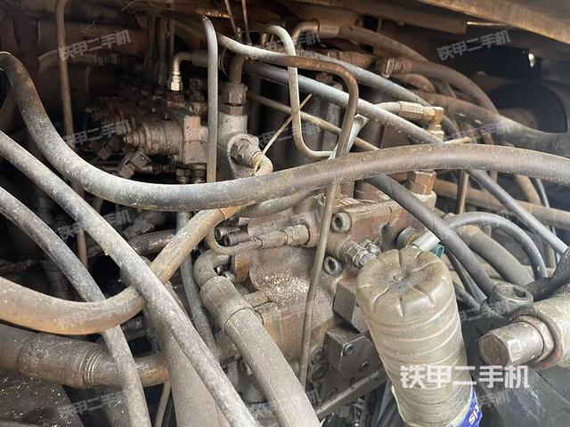 回轉(zhuǎn)馬達(dá)和主控閥(整機(jī)外觀) 回轉(zhuǎn)馬達(dá)和主控閥(整機(jī)外觀)