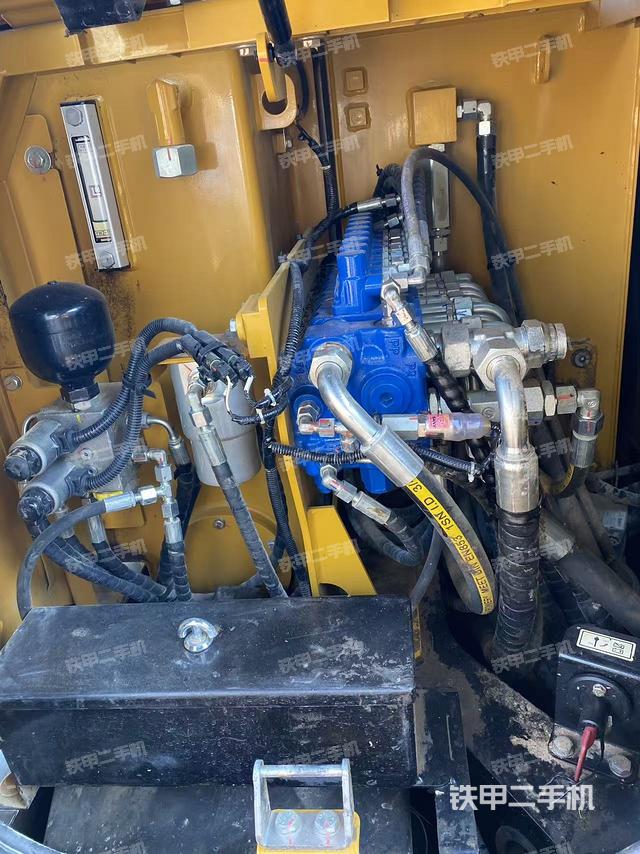 回轉(zhuǎn)馬達(dá)和主控閥(整機(jī)外觀) 回轉(zhuǎn)馬達(dá)和主控閥(整機(jī)外觀)