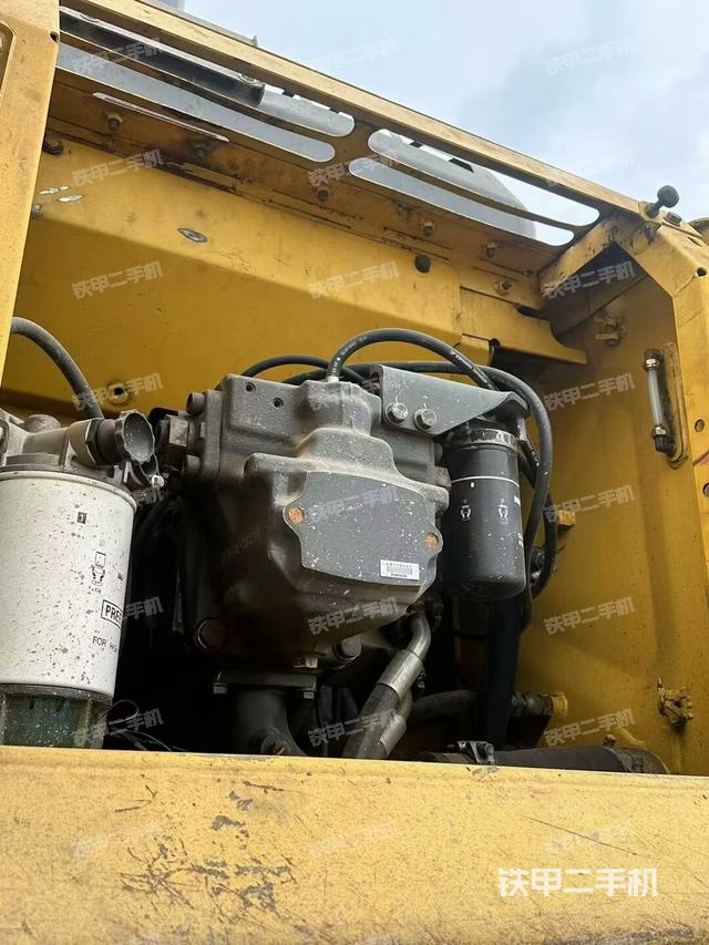 液压泵舱室正面整体(整机外观) 液压泵舱室正面整体(整机外观)