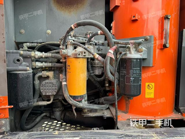 液压泵舱室正面整体(整机外观) 液压泵舱室正面整体(整机外观)