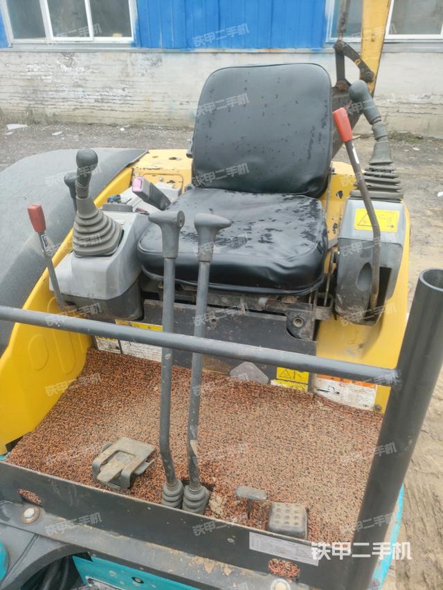 駕駛室頂部(整機(jī)外觀) 駕駛室頂部(整機(jī)外觀)