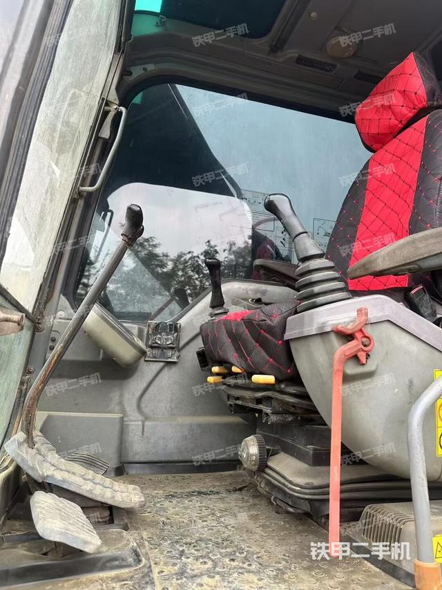 驾驶室整体(整机外观) 驾驶室整体(整机外观)