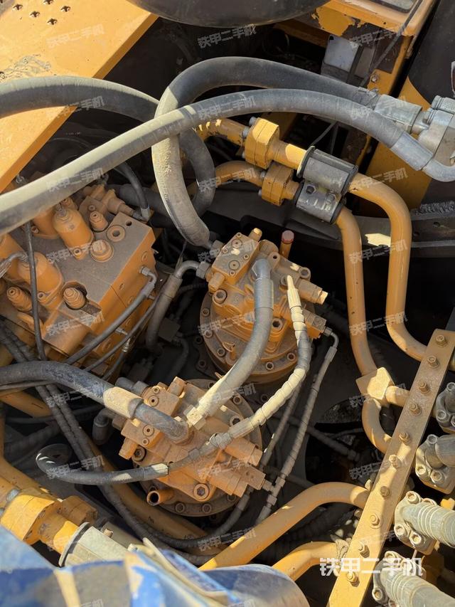 回转马达和主控阀(整机外观) 回转马达和主控阀(整机外观)