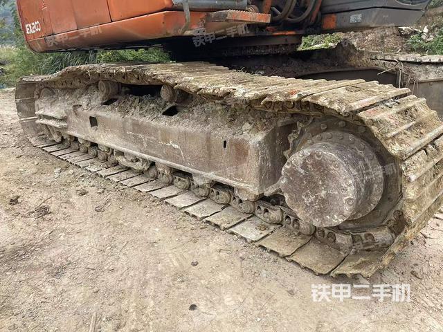 單側(cè)履帶整體(整機(jī)外觀) 單側(cè)履帶整體(整機(jī)外觀)