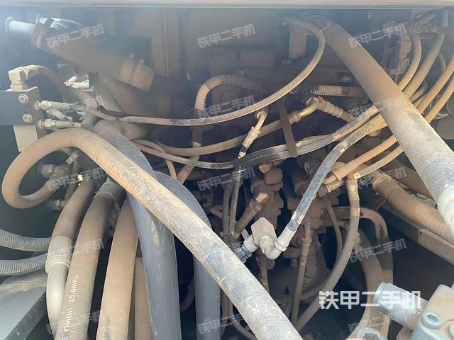 回转马达和主控阀(整机外观) 回转马达和主控阀(整机外观)