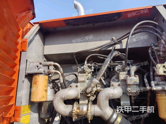 液壓泵艙室正面整體(整機外觀) 液壓泵艙室正面整體(整機外觀)