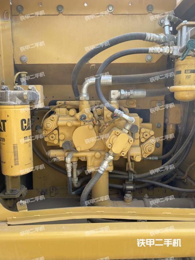 液压泵舱室正面整体(整机外观) 液压泵舱室正面整体(整机外观)