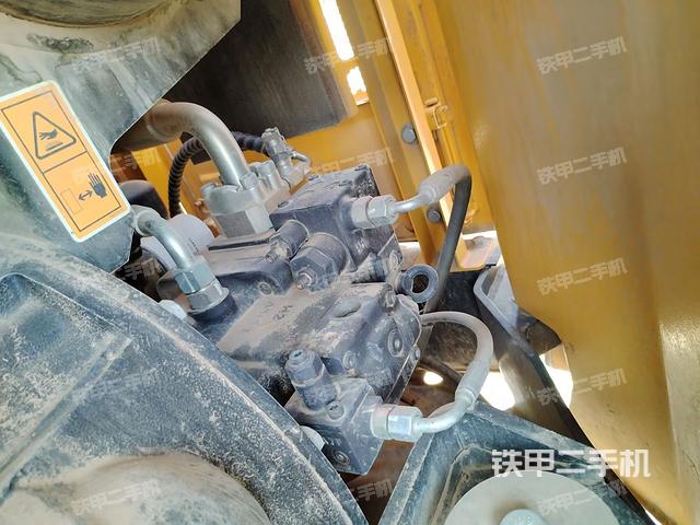 液壓泵艙室正面整體(整機(jī)外觀) 液壓泵艙室正面整體(整機(jī)外觀)