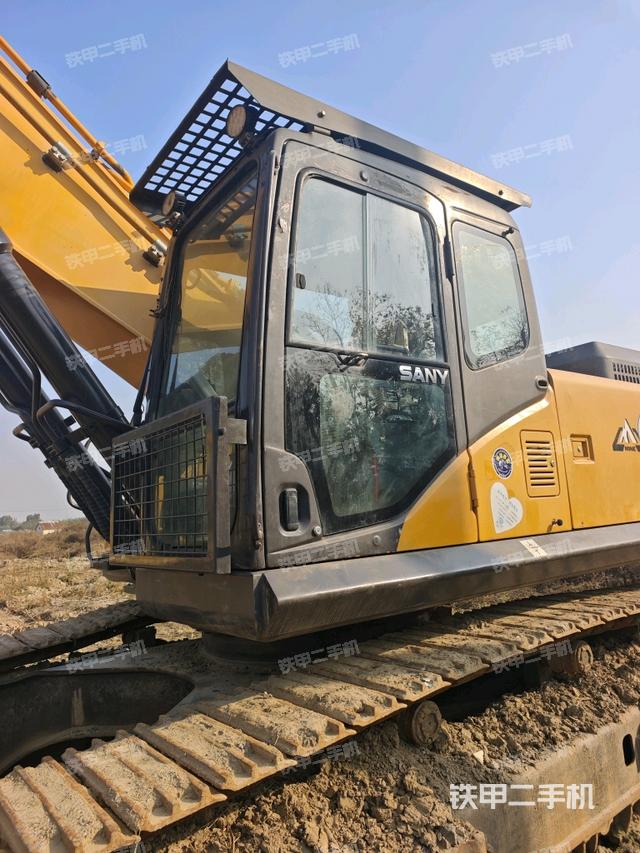 驾驶室顶部(整机外观) 驾驶室顶部(整机外观)