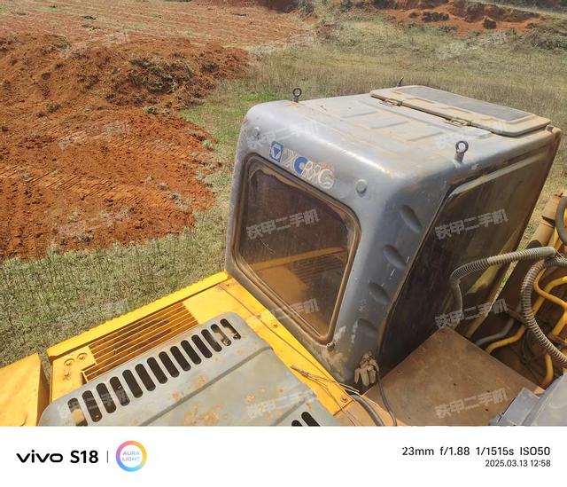 駕駛室頂部(整機(jī)外觀) 駕駛室頂部(整機(jī)外觀)