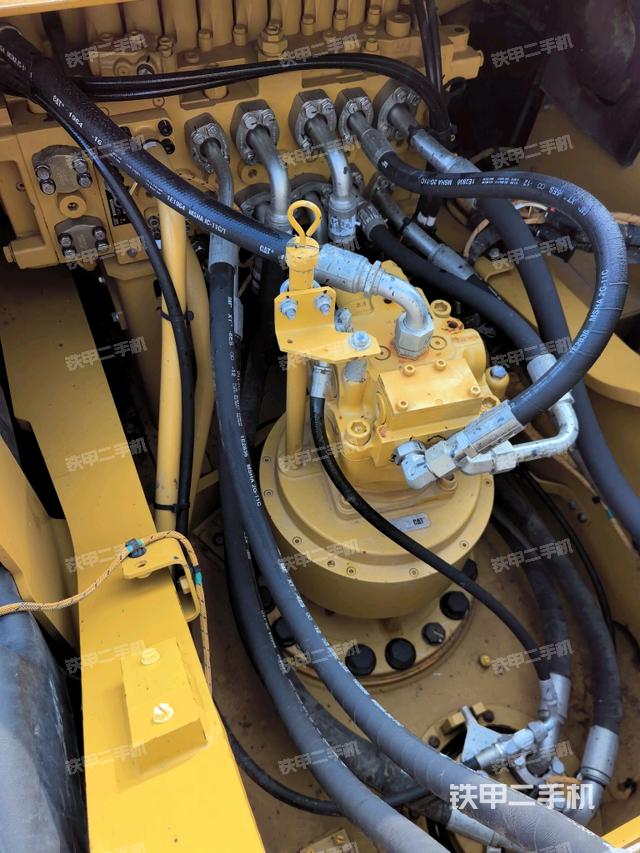 回轉(zhuǎn)馬達(dá)和主控閥(整機外觀) 回轉(zhuǎn)馬達(dá)和主控閥(整機外觀)