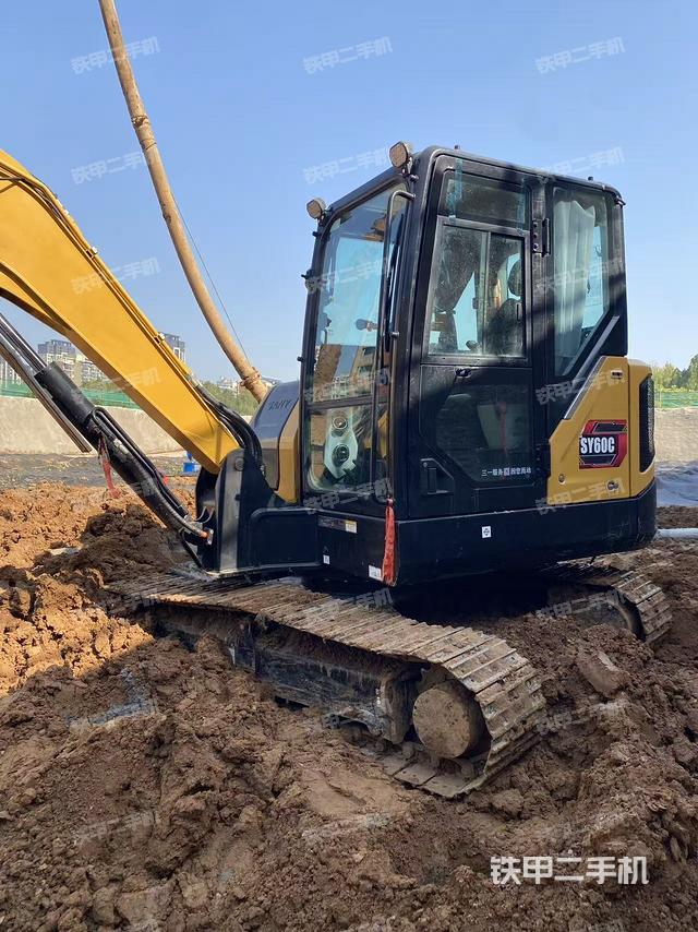 駕駛室整體(整機(jī)外觀) 駕駛室整體(整機(jī)外觀)