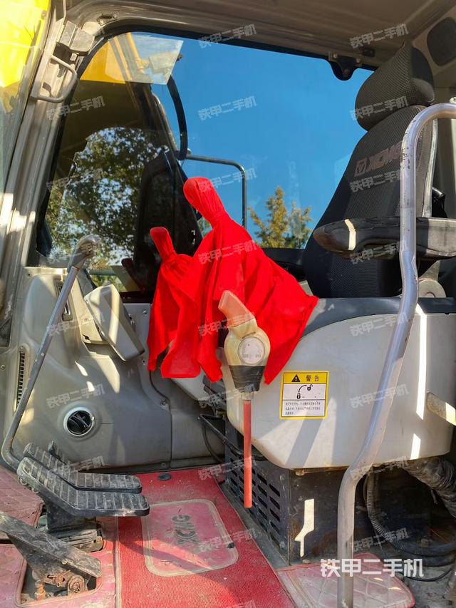 驾驶室整体(整机外观) 驾驶室整体(整机外观)