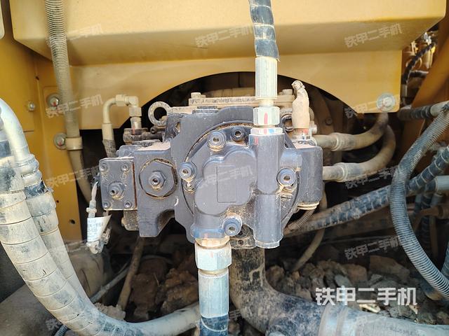 液压泵舱室正面整体(整机外观) 液压泵舱室正面整体(整机外观)