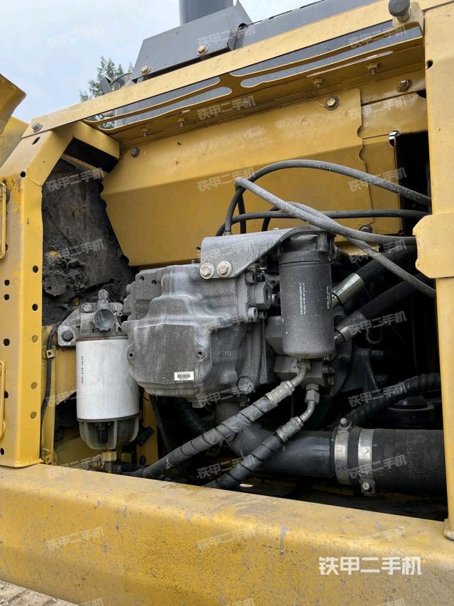 液压泵舱室正面整体(整机外观) 液压泵舱室正面整体(整机外观)