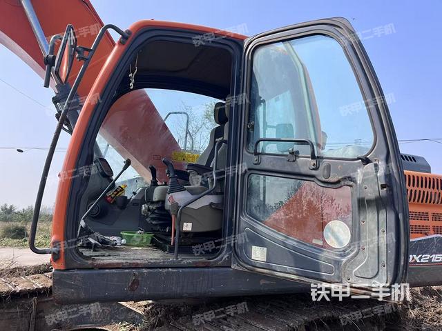 駕駛室整體(整機(jī)外觀) 駕駛室整體(整機(jī)外觀)