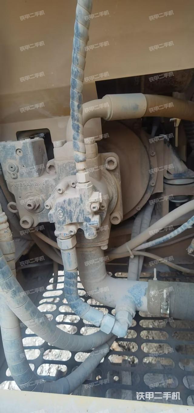 液壓泵艙室正面整體（整機外觀）