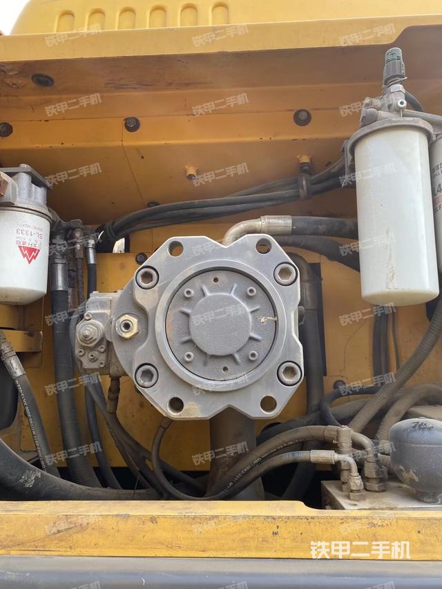 液压泵舱室正面整体（整机外观）