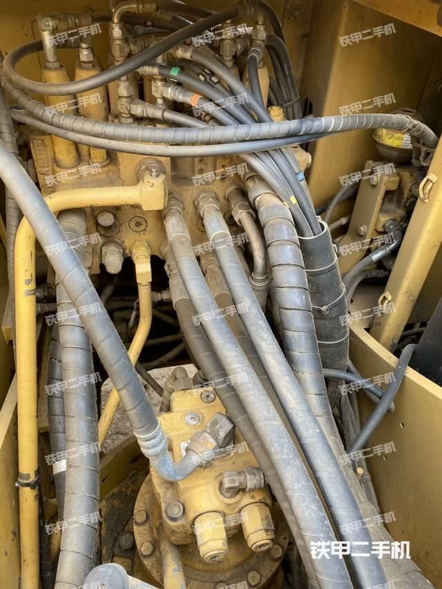 回转马达和主控阀(整机外观) 回转马达和主控阀(整机外观)