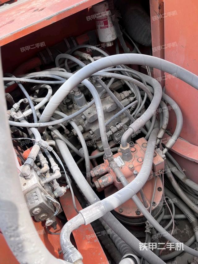 回转马达和主控阀(整机外观) 回转马达和主控阀(整机外观)