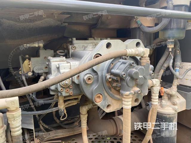 液压泵舱室正面整体(整机外观) 液压泵舱室正面整体(整机外观)