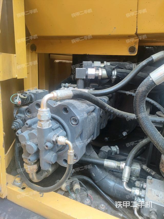 液壓泵艙室正面整體(整機(jī)外觀) 液壓泵艙室正面整體(整機(jī)外觀)