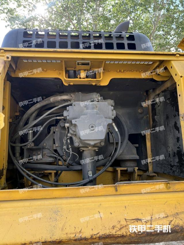 液压泵舱室正面整体（整机外观）