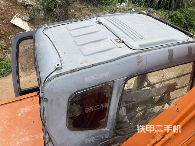 駕駛室頂部(整機(jī)外觀) 駕駛室頂部(整機(jī)外觀)