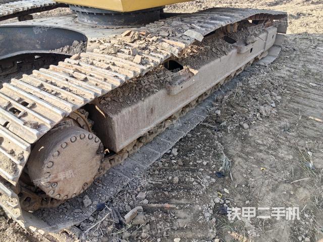 單側(cè)履帶整體(整機(jī)外觀) 單側(cè)履帶整體(整機(jī)外觀)