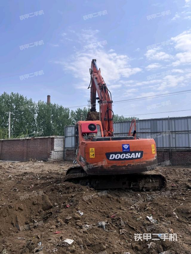 驾驶室顶部(整机外观) 驾驶室顶部(整机外观)