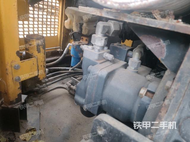 液压泵舱室正面整体(整机外观) 液压泵舱室正面整体(整机外观)