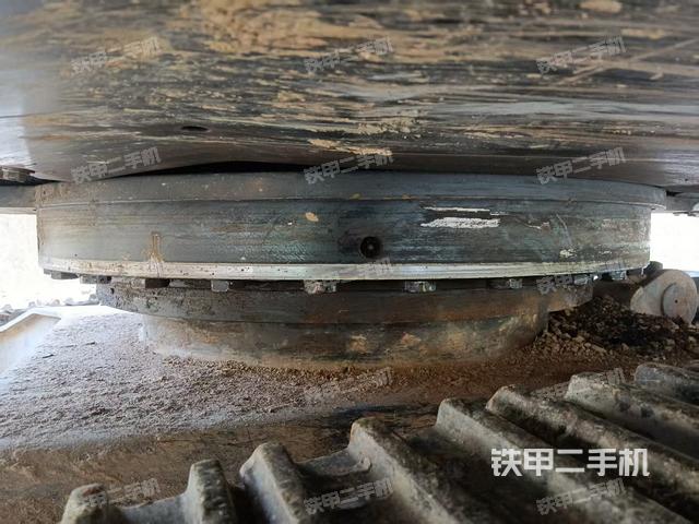 单侧履带整体(整机外观) 单侧履带整体(整机外观)