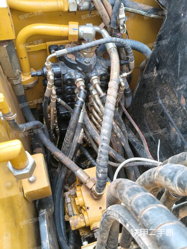 回转马达和主控阀(整机外观) 回转马达和主控阀(整机外观)