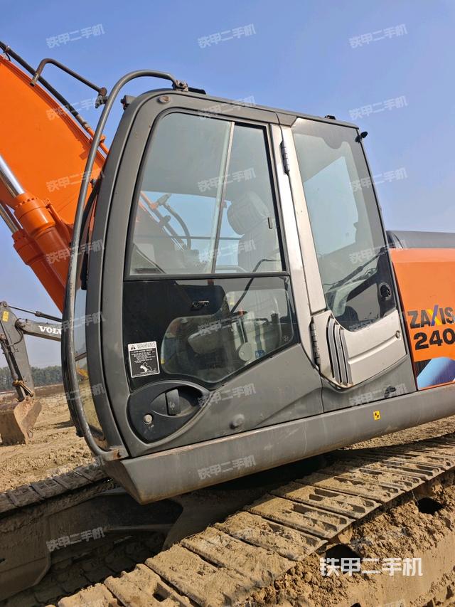 駕駛室頂部(整機(jī)外觀) 駕駛室頂部(整機(jī)外觀)