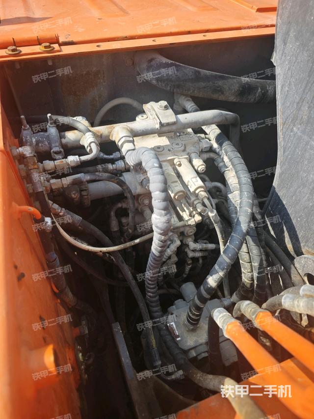 液压泵舱室正面整体(整机外观) 液压泵舱室正面整体(整机外观)