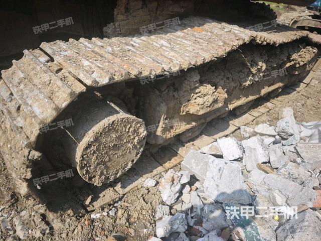 駕駛室頂部(整機(jī)外觀) 駕駛室頂部(整機(jī)外觀)