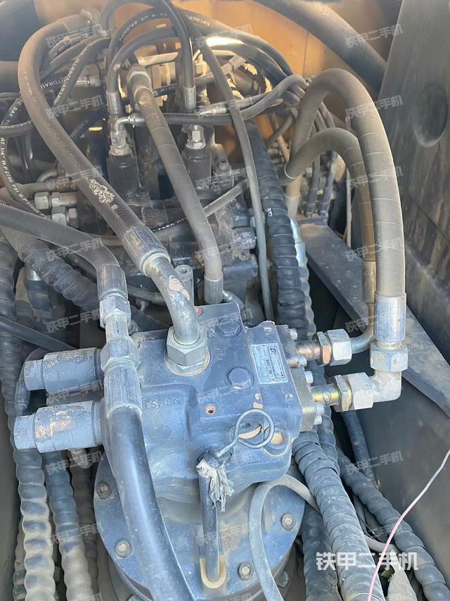 回转马达和主控阀(整机外观) 回转马达和主控阀(整机外观)