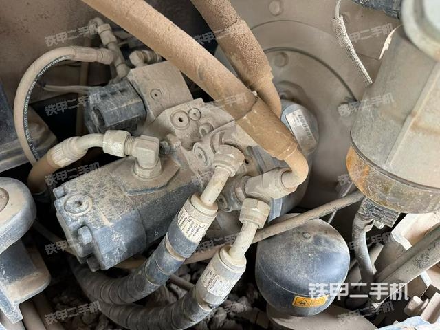 液压泵舱室正面整体(整机外观) 液压泵舱室正面整体(整机外观)