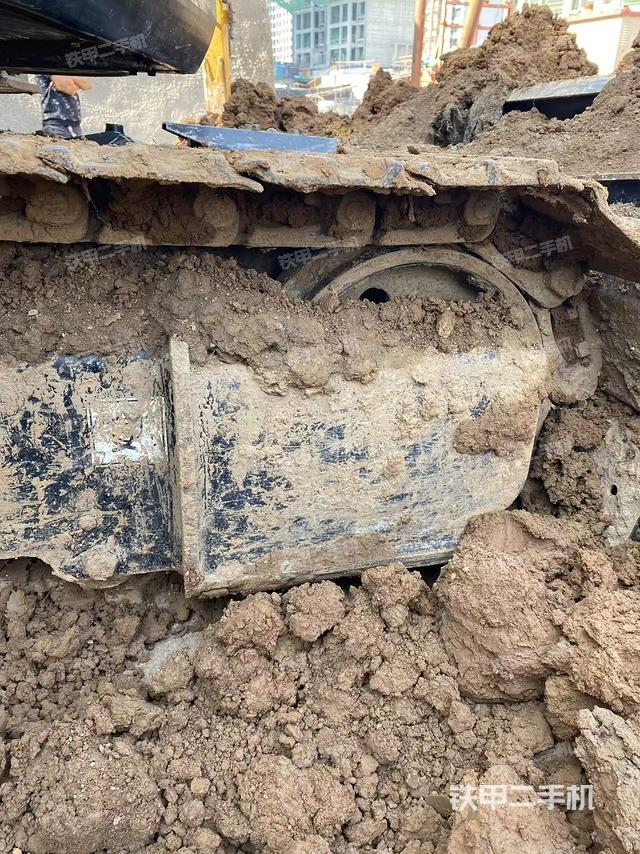 單側(cè)履帶整體(整機(jī)外觀) 單側(cè)履帶整體(整機(jī)外觀)