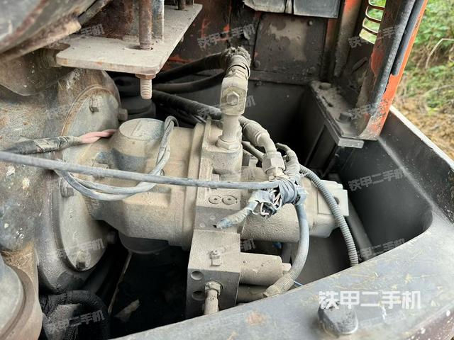 液压泵舱室正面整体(整机外观) 液压泵舱室正面整体(整机外观)