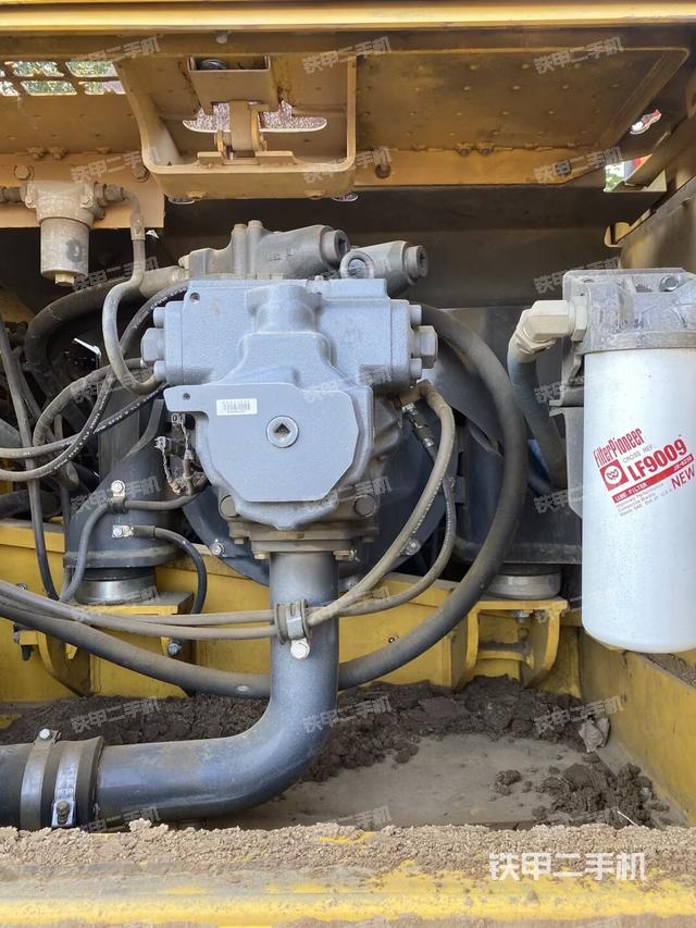 液压泵舱室正面整体(整机外观) 液压泵舱室正面整体(整机外观)