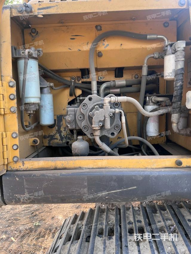 液压泵舱室正面整体(整机外观) 液压泵舱室正面整体(整机外观)