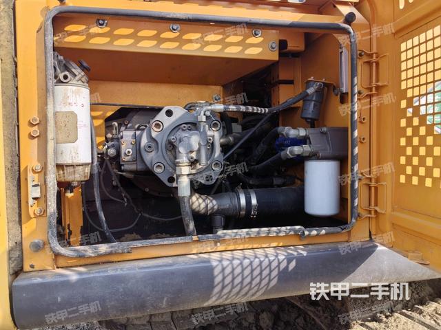 液压泵舱室正面整体(整机外观) 液压泵舱室正面整体(整机外观)