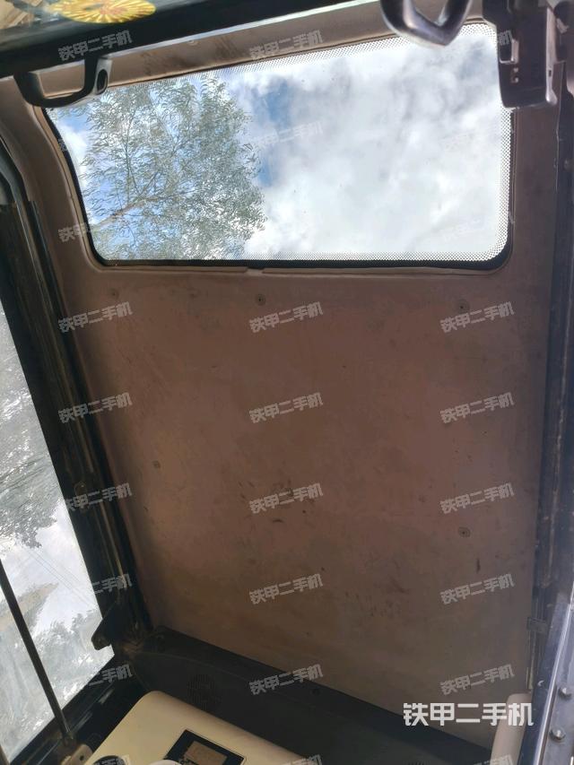 驾驶室顶部(整机外观) 驾驶室顶部(整机外观)