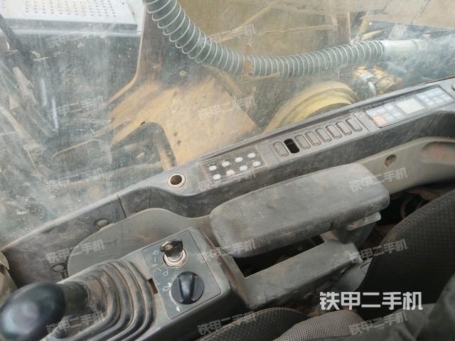 座椅右侧控制台/钥匙门/油门/含右手柄(驾驶室部分) 座椅右侧控制台/钥匙门/油门/含右手柄(驾驶室部分)