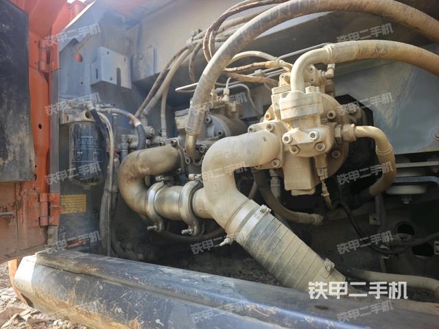 液壓泵艙室正面整體(整機(jī)外觀) 液壓泵艙室正面整體(整機(jī)外觀)